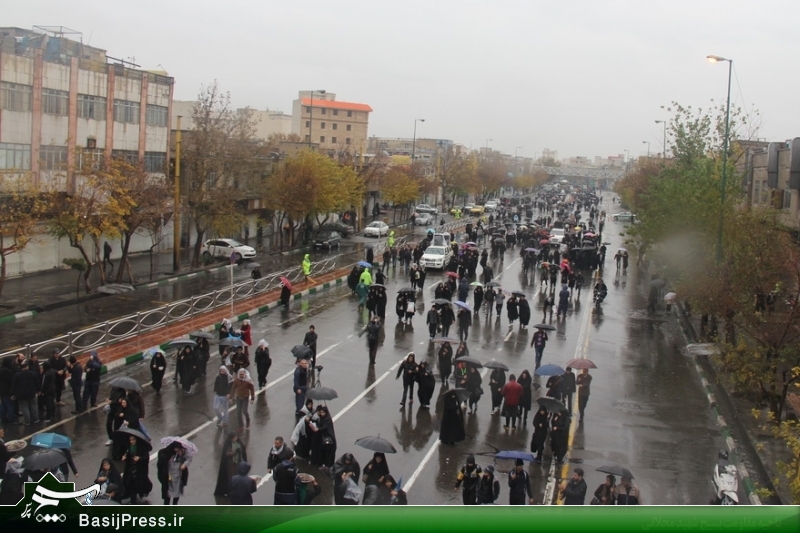 11 آذر 94 روزی که تهران دیدنی و خواستنی شد تهران با همه زشت و زیبایی های یک ابر شهر قرن 21 و با همه برج و شلوغی اش روزهای خاصی دیدنی می شود. روزی مثل روز اربعین سال 1394.